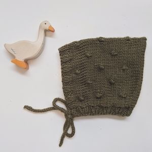 0-3 month Mossy Dot Bonnet